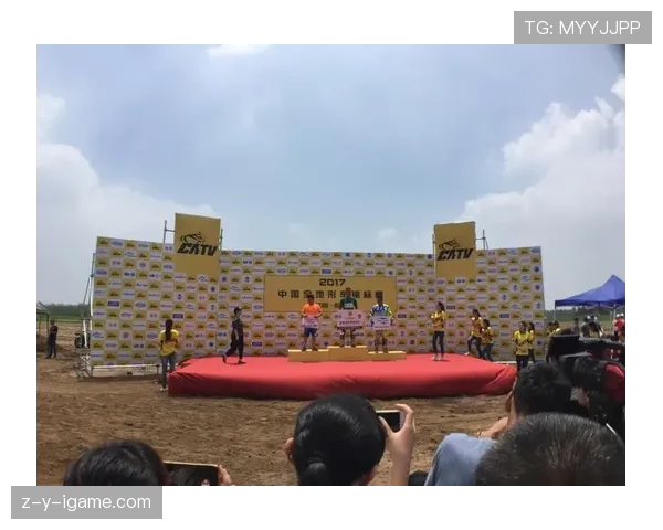 山东泰山橙色风暴再掀热潮，球迷激情助威点燃赛场