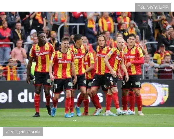 弗赖堡战术解析：灵活布局与团队协作铸就稳健表现