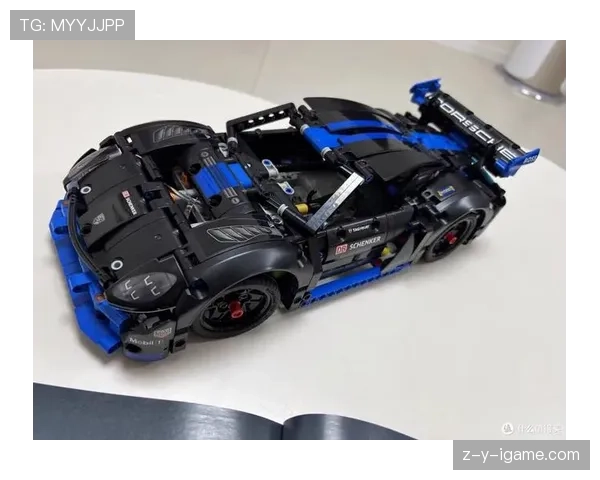 阿尔瓦雷斯训练完直接去接娃，球衣都没换，保时捷后座堆满乐高