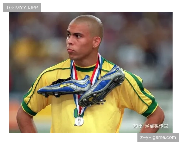 小罗又在沙滩上光脚踢瓶盖，这人到底靠什么维持状态的？